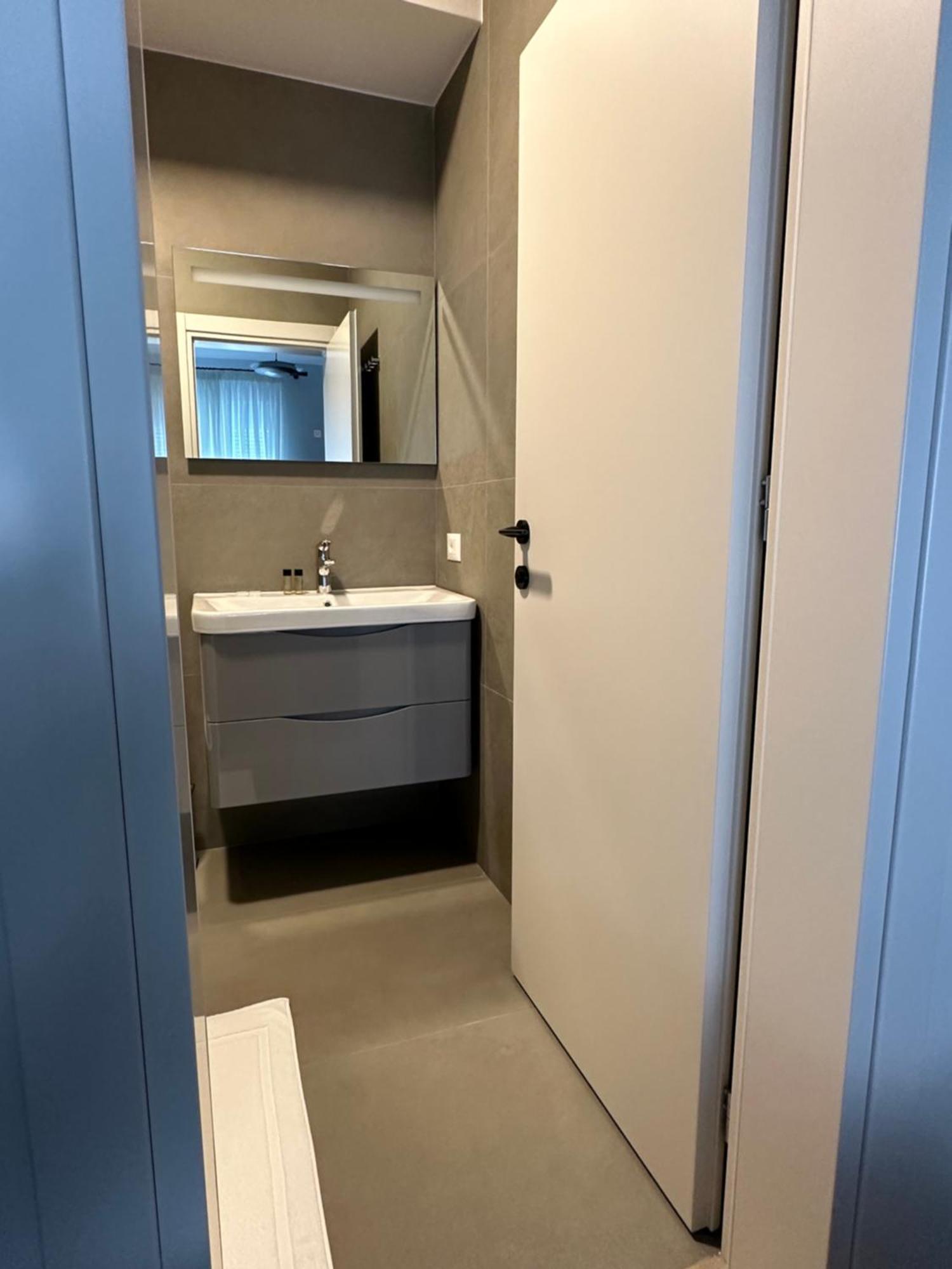 Soin Rooms Tiranë Luaran gambar
